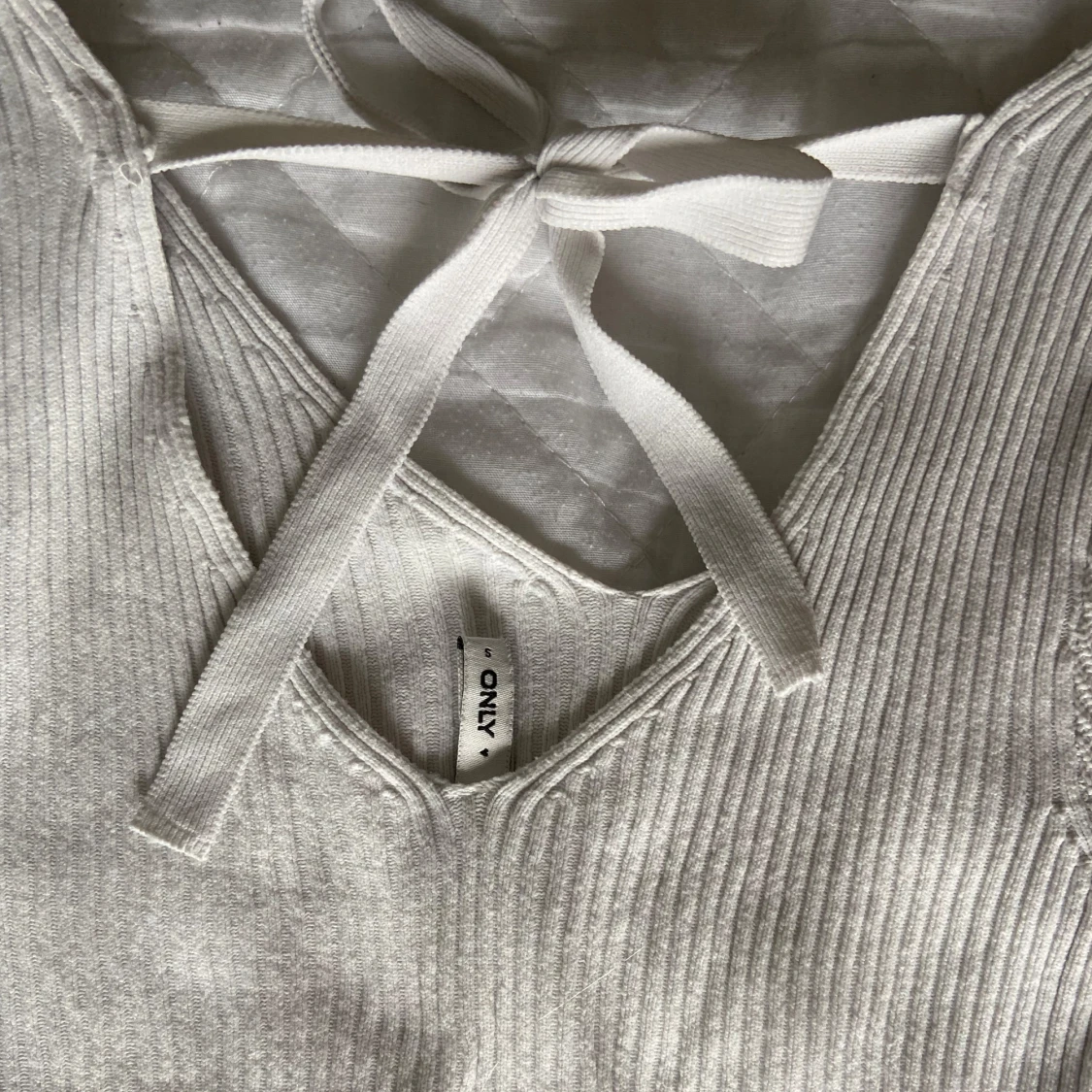 Vit ribbad topp med puffärm från ONLY - 3