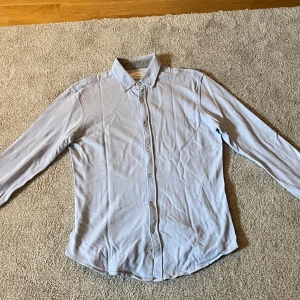 Ljusgrå skjorta Zara Man slim fit M - Snygg ljusgrå skjorta från Zara Man i slim fit. Storlek M