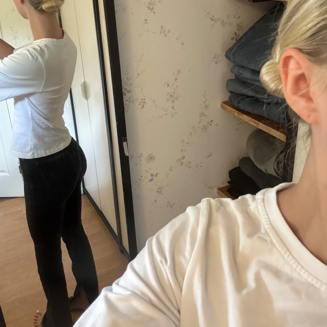 Svarta högmidjade jeans med bootcut - 2