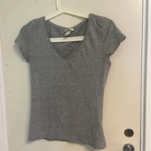 T shirt - 2 jätte små hål vid nacken som inte alls syns 
