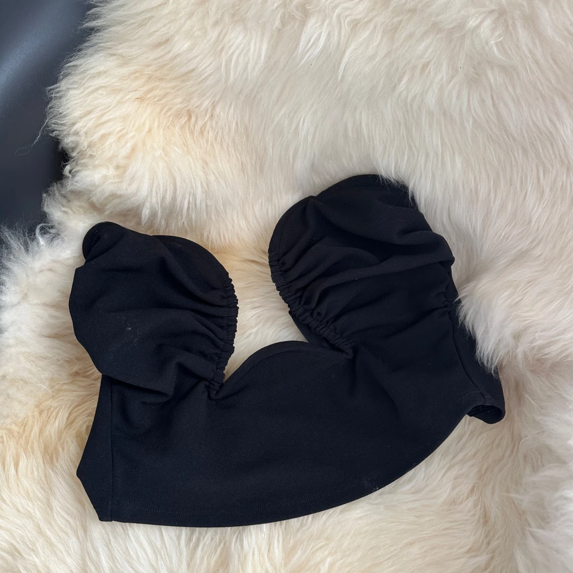 Svart offshoulder topp Gina Tricot