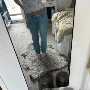 Blå straight jeans  - Snygga blå jeans från Gina tricot med klassisk femficksmodell och raka ben. Jeansen har normalhög midja, bälteshällor och är gjorda i ett mjukt denimtyg. Perfekta till en chill vardagslook.