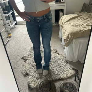 Blå jeans från LTB Blue Addicted - Säljer ett par klassiska blå jeans från LTB Blue Addicted. Jeansen har låg midja, raka ben och snygga detaljer på bakfickorna. Tillverkade i stretchig bomullsdenim för en bekväm passform. Perfekta till sneakers eller boots.