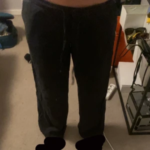 Svarta linnebyxor med snörning - Svarta linnebyxor med avslappnad passform och snörning i midjan. Byxorna har raka ben och fickor både fram och bak. Står inte vilken storlek men skulle gissa på S/M jag är cirka 175cm 