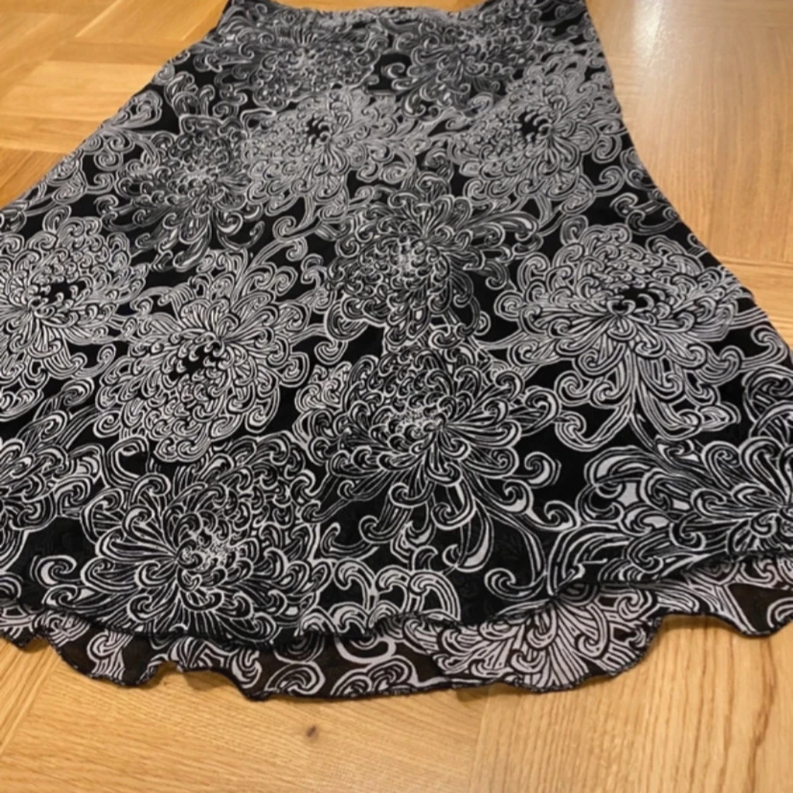 Svart kjol med blommigt mönster - 1