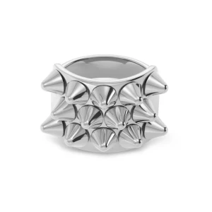 Edblad ring - Cool bred ring i blankt silverfärgat material med flera spetsiga nitar runt hela ringen från Edblad. Ger en edgy och unik look, perfekt för dig som vill sticka ut med accessoarerna. Pris går att diskuteras och hör av er om fler bilder eller om ni har några frågor. Tror storlek 18,50