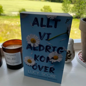 Allt vi aldrig kom över & Allt vi försöker dölja - Två färgstarka böcker av Lucy Score med snygga omslag och blommiga detaljer. Perfekta för dig som gillar romantiska berättelser och vill ha något lättläst och engagerande i bokhyllan. Passar unga vuxna som söker spänning och känslor. Säljer båda för 100 🥰