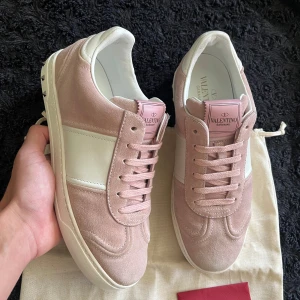 Valentino flycrew - Säljer dessa valentino Flycrews in väldigt bra skick som ni kan se på bilderna. Endast testade inomhus. Storlek 38,5. Färgen är ljus rosa. En dustbag och ett kuvert medföljer vid köp. Hör av er vid frågor