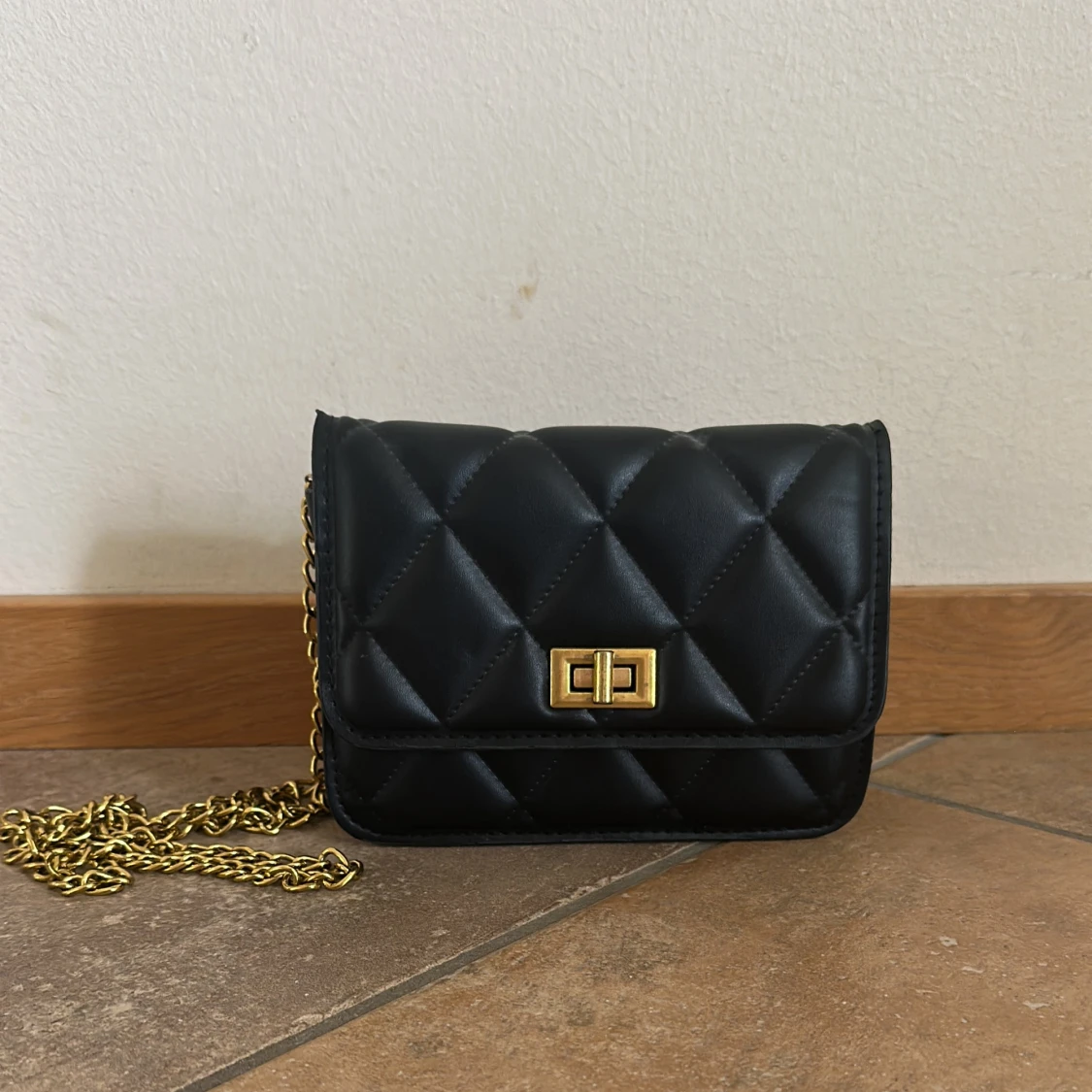 Svart quiltad axelväska med guldkedja
