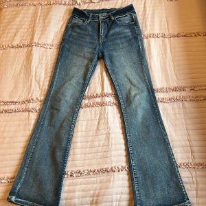 Bootcut jeans med fina detaljer💗 - Säljer dessa jätte snygga bootcut jeansen med coola detaljer på backfickorna då dom tyvärr inte kommer till användning, dom är i storlek S/36. Skriv vid funderar!