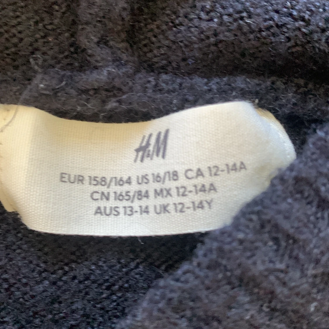 Marinblå hoodie från H&M i stickat material - 2