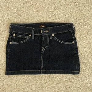 Mörkblå jeanskjol från Lee - Fin mörkblå jeanskjol från Lee. Superbra skick, jag säljer den eftersom den är för liten för mig.