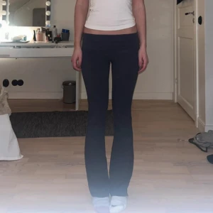 yoga pants - svarta yoga pants i storlek 170, använd 2 gånger.
