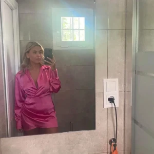 Rosa omlottklänning från Zara - Supersnygg kort rosa klänning från Zara i glansigt satinliknande material.