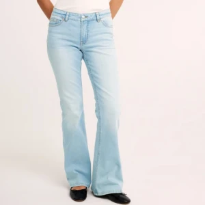 Bootcut jeans - Light washed bootcut jeans från Gina Tricot. Mid waist och vida ben nertill. Köpta för 599kr. 