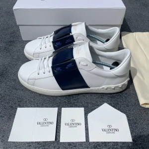 Valentino open - Ett par superfina valentinos i storlek 44, allt på bilden fås med, skickar samma dag!