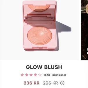 Glow Blush från CAIA  - Glow Blush från CAIA i en snygg persikofärgad nyans. Kommer i en söt rosa dosa med spegel i locket. Ger ett fräscht glow till kinderna och har en silkeslen, pressad formula med skimrande finish. Den är i färgen Pink lemonade och är knappt använd max 3 gg. Säljer pga vill köpa en ny annan färg 