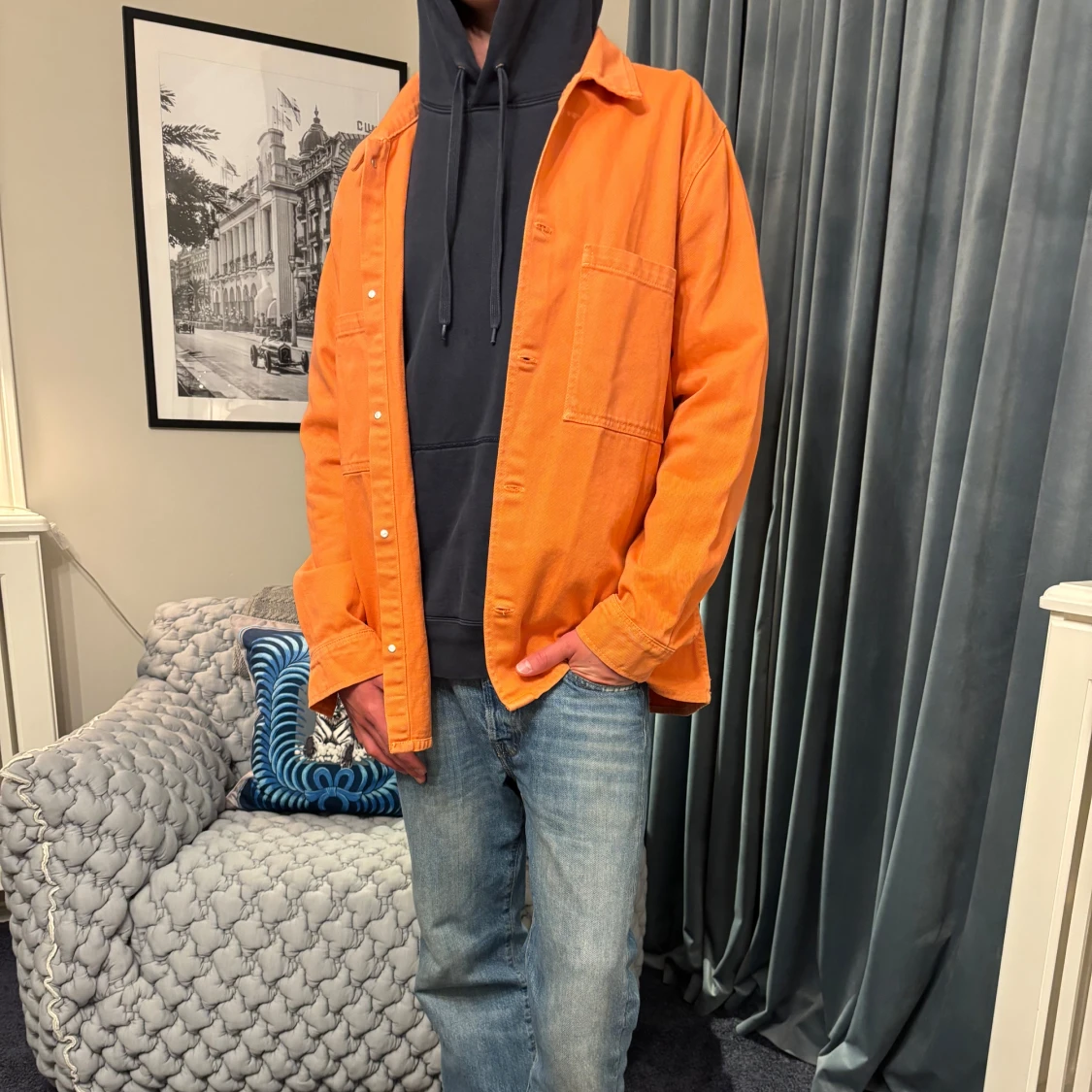 Orange overshirt med tryck bak