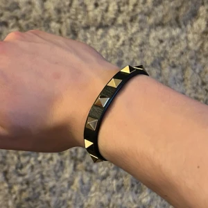 Valentino Armband - Hej🤗, säljer nu mitt extremt fina och eftertraktade Valentino Rockstud Armband i fint Sick. Armbandet är givetvis äkta och passar bra nu till sommaren. Skriv vid funderingar!