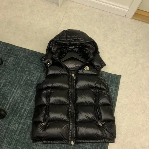 Moncler Väst Bormes Down Black - Ny, fick den i present men den passa tyvärr inte. kom med byten eller prisförslag jag venne påriktigt.