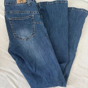 Bootcut jeans  - Snygga mörkblåa bootcut jeans i storlek S. Aldrig använda, endast provade på. Passar till alla tillfällen!! 