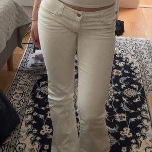 Vita lågmidjade bootcut jeans  - Vita lågmidjade bootcut jeans från weekday (cheap monday) storlek 30/34, men är ganska små i storleken och passar mig som har s/m! Använda några fåtal gånger och därav inga defekter, nypris 400kr 💕💕