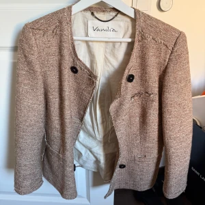 Beige/brun kavaj från Vanilia - Snygg beige/brun kavaj från Vanilia 