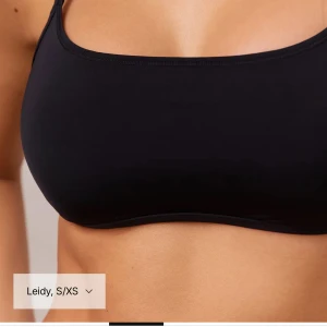 Svart bralette från Lounge NY - En  svart bralette från Lounge med raka linjer och smala axelband. Modellen heter ”Barely there bralette”. Nypris är 450:-. Går att hämta i Falun eller skickas.