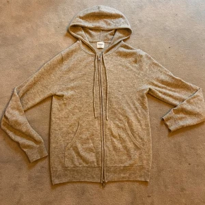 John Henric Kashmir zip up - Tjena säljer denna gråa kashmir zip hoodie. Storlek: S, säljer pga för liten storlek. Nypris: runt 2200, mitt pris=1099. Inga skador/defekter. 