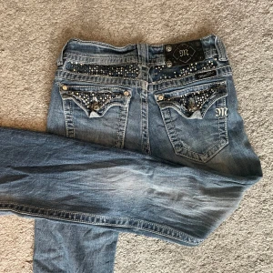 Bootcut Miss Me jeans - Storlek 27. Midjemått ca 31/32cm. Innerbenslängd ca 81cm 