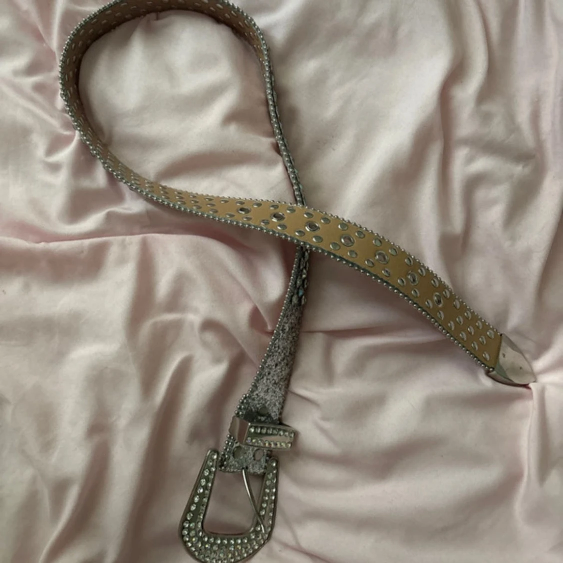 Glittrigt bälte med nitar och strass - 1