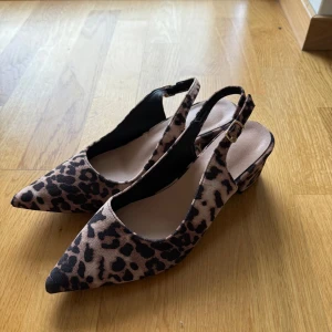 Leopard klackar - Helt nya klackar i leopard, aldrig använda!