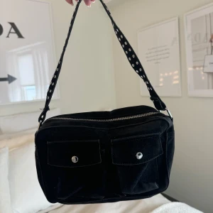 Noella väska - Väska från Noella 🌸 Nypris ca 600kr, varan har tappat själva haken på dragkedjan men fungerar som vanligt 