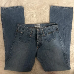 Vintage low waist jeans - Låg midjade jeans, använt men gott skick, storlek 36/38 skulle jag säga (står ingen strl)  men dom är inte stretchiga så dom är tyvärr för små för mig, skulle säga att dom passar någon under 167🩷