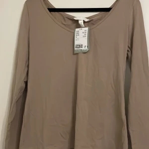 Tröja  -  Långärmad topp från H&M i storlek L. Toppen har rund halsringning och är helt ny! 