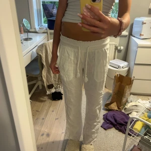 Vita linnebyxor med snörning - Säljer ett par Lågmidjade vita linnebyxor från Skagen clothing med resår i midjan och snörning framtill. Byxorna har raka ben och stora fickor framtill. Perfekta för varma dagar. Nypris är 900 kr 💗