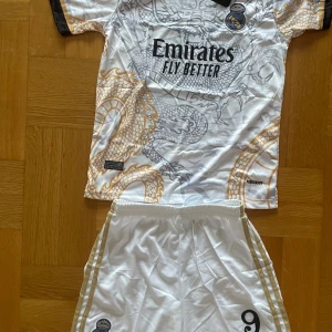 Real Madrid fotbollset agat 25 stycken storlek 152 - Säljer Real Madrid fotbollset har alla storlek från 116-176 har många fler i lager så är du intresserade av att köpa fler samma model så här funkar det du skriver vilken storlek du vill ha innan du köper så skriver du till mig nummer 9 Mbappe har 25 stycken samma modell men bara storlek 152