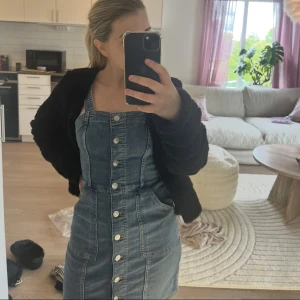 Jeansklänning - Säljer denna jeansklänning för den är lite för liten för mig. Storlek 34. 