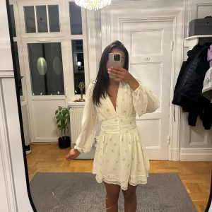 Blommig kortklänning  - Säljer min somriga klänning ifrån Gina Tricot! Använd 1-2 gånger, alltså i mycket bra skick🤗