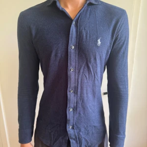 Polo Ralph Lauren skjorta  - Polo Ralph Lauren skjorta | Skick 8/10, mycket bra skick | Storlek XS | Modell på bilden 182 cm 70 kg, och är lite liten. Nypris ca 2000 kr | Mitt pris 499 kr | Fraktar via postnord eller instabox🚚📦 Priset är inte hugget i sten och hör av dig vid minsta lilla fråga😊