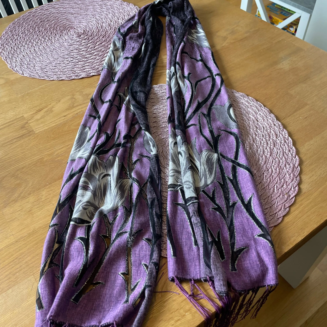 Lila blommig halsduk med fransar - 2