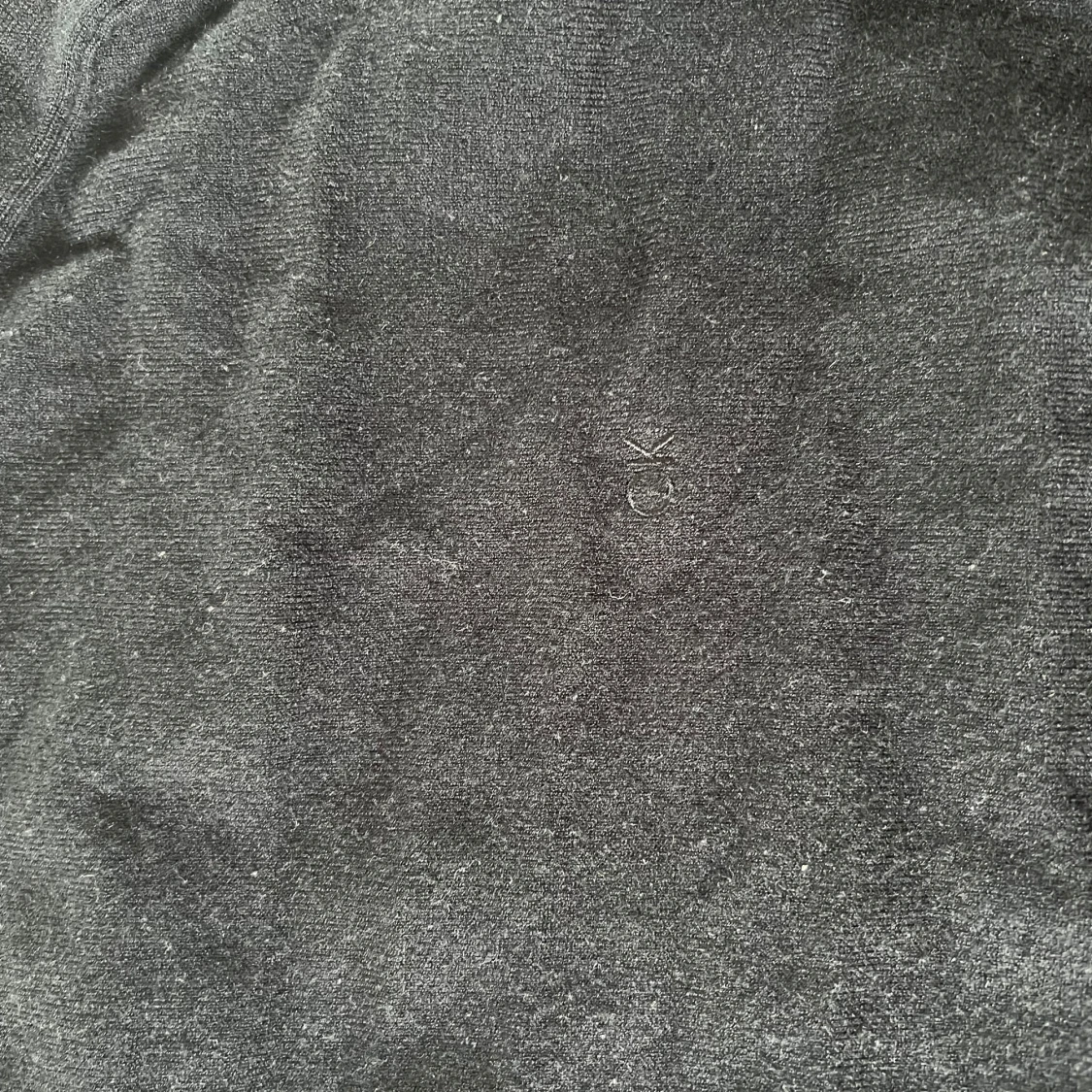 Svart stickad tröja med diskret logga - 1