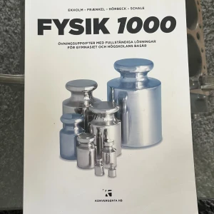 Fysik 1000 - Perfekt för dig som pluggar fysik på gymnasiet eller basår! Boken innehåller övningsuppgifter med fullständiga lösningar. Köpt ny 2024 för 300kr säljs för 200kr 