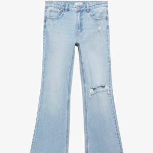 Ljusblå bootcut jeans med slitningar - Snygga jeans från mango säljer pga att jag inte riktigt använder dom längre skriv privat för mått osv😘