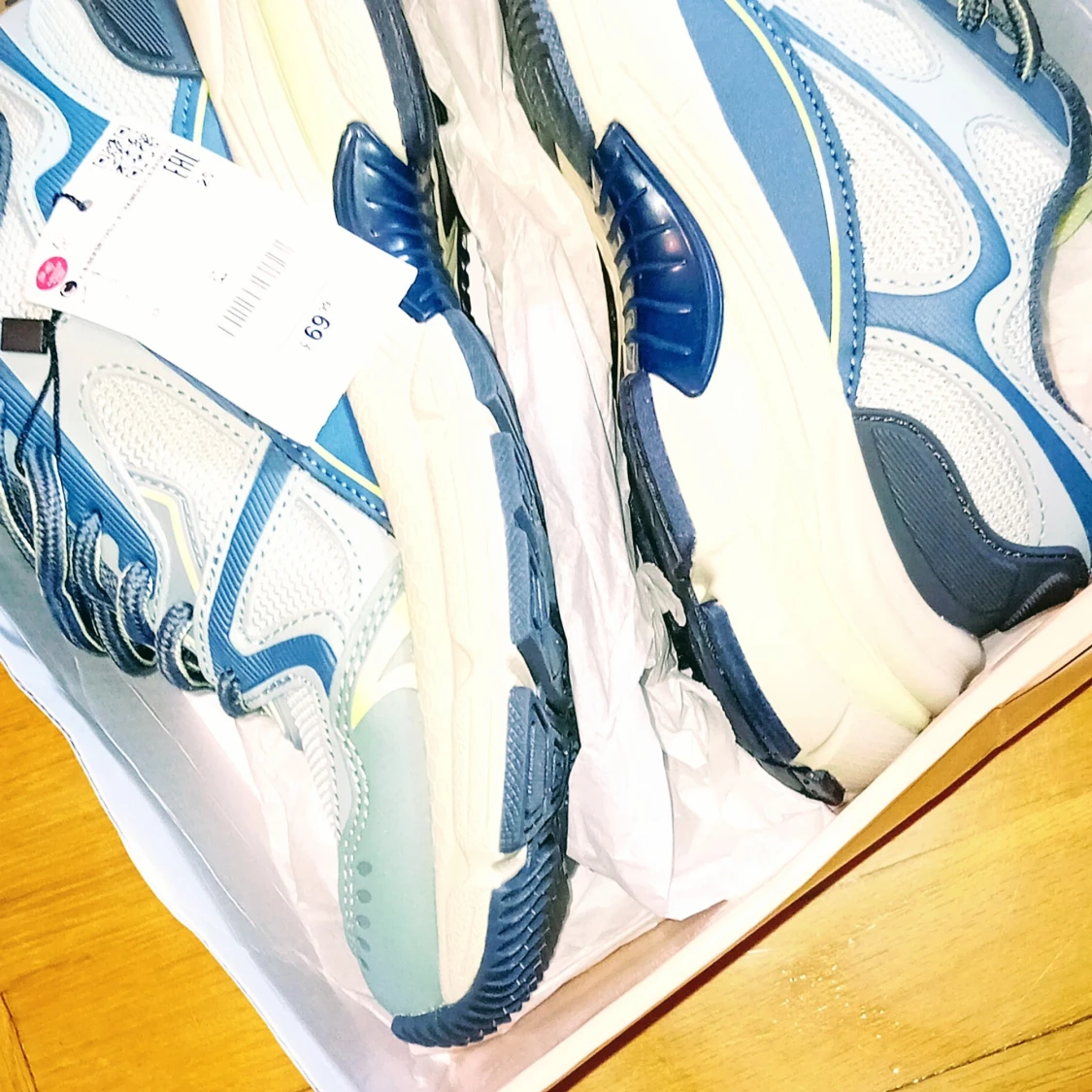 Blå och vita sneakers med meshdetaljer