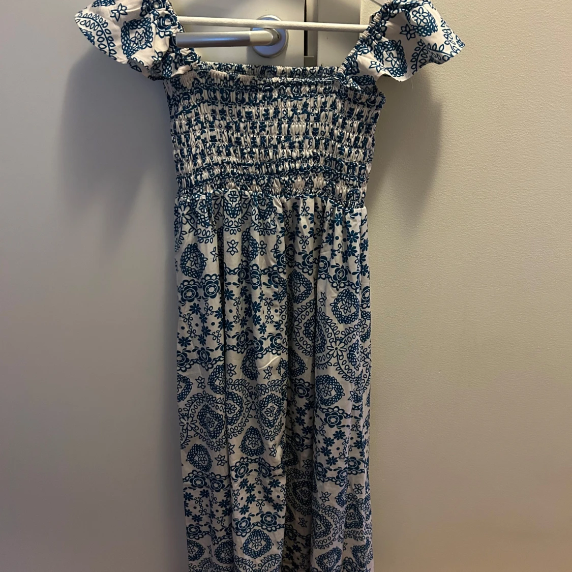 Vit och blå långklänning med mönster