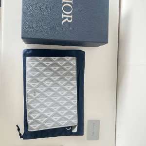 Christian Dior Pouch / Clutch – Grey Dior Oblique Canvas - Säljer en exklusiv Dior pouch i grå. Väskan är i nyskick och levereras med: Original Dior-box,  dustbag och Äkthetskort/ID-kort. Kan bäras både med och utan rem.  📏 Mått: ca 25 cm bredd & 15 cm höjd                       📦Fraktar samma dag