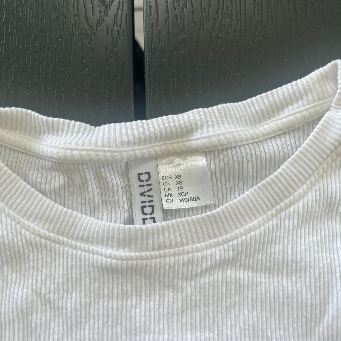 Vit ribbad långärmad tröja DIVIDED - 1