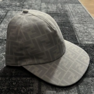 Fendi monogram keps - Helt ny (One size) fraktar, Dustbag medföljer, pris kan sänkas vid snabbaffär