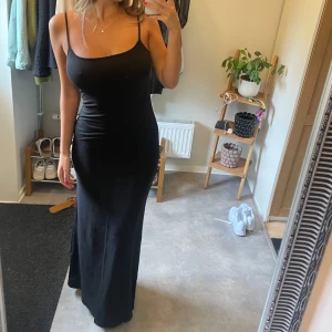 Svart långklänning med smala axelband - Säljer en svart långklänning med smala axelband.